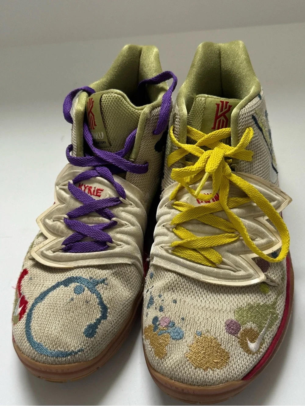 Nike Kyrie 5 x Bandulu Embroidered Splatters | Size 7Y